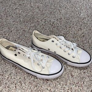 NWOT Size 6 Off white canvas shoes